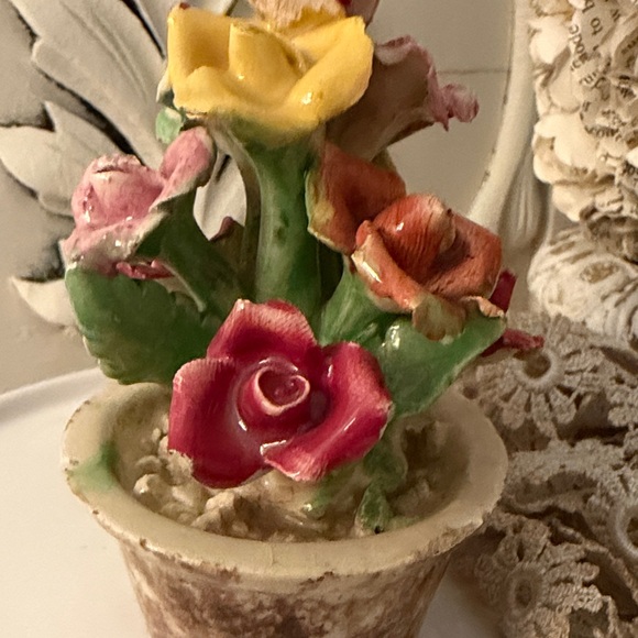 Majolica Mini Potted Roses - Picture 4 of 13